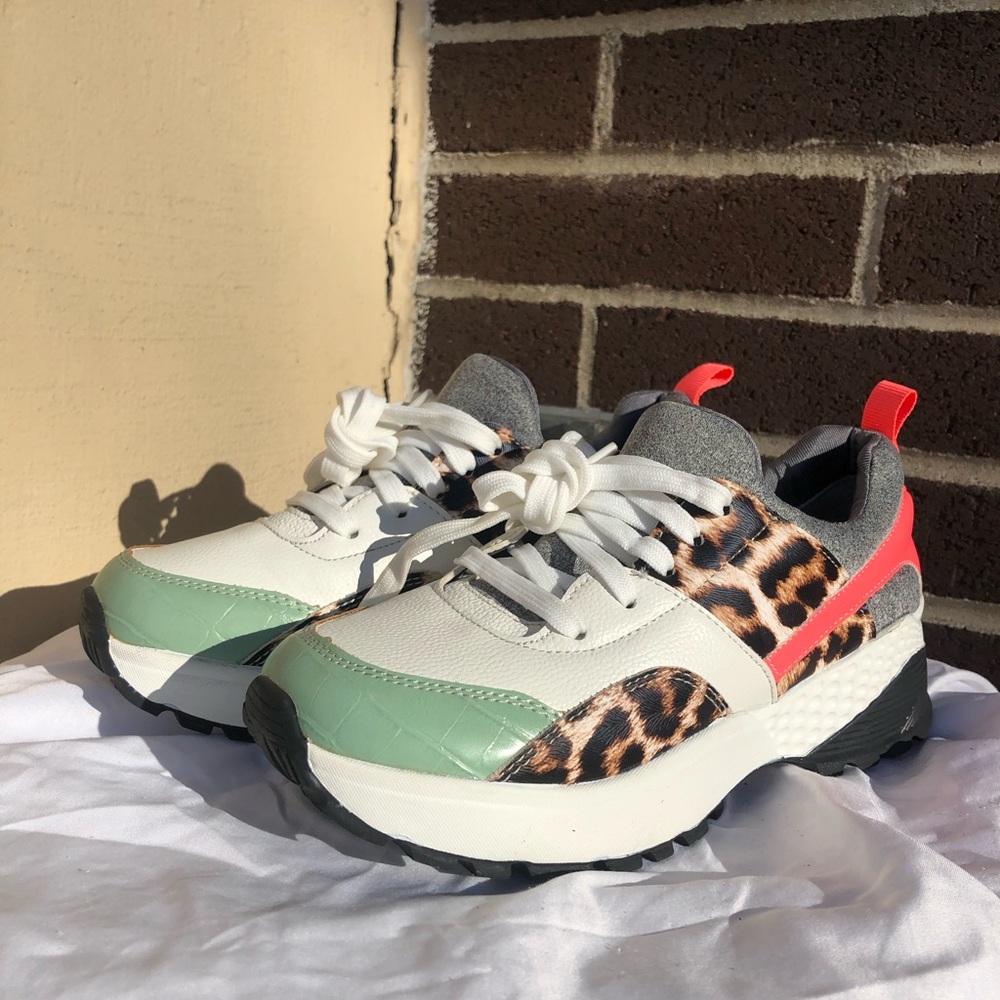 “Codie” comfortable sneakers! 🥰